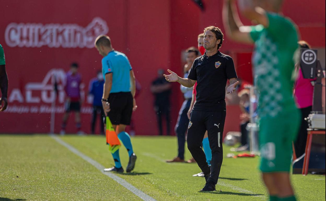 Si es por lamento, Rubi tuvo pocos momentos para abrir los brazos en señal de queja; la UDA hizo un partidazo. 