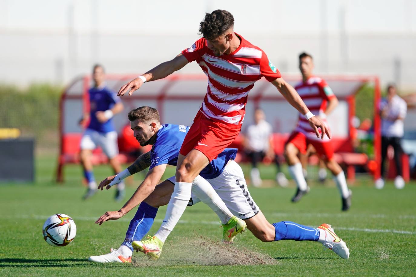 Butzke pelea la posesión contra un rival.