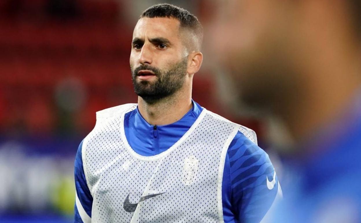 Maxime Gonalons calienta antes del partido frente a Osasuna en El Sadar. 