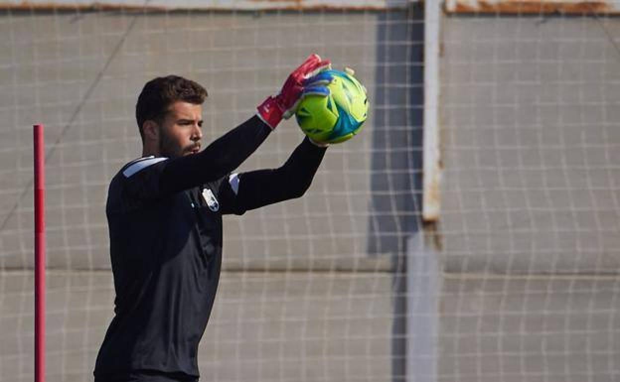Luís Maximiano en un entrenamiento del Granada. 