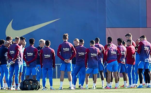 Ronald Koeman se reúne con sus jugadores en el entrenamiento del Barça. 