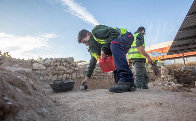 Ultimando las tareas de limpieza en la tumba íbera. 