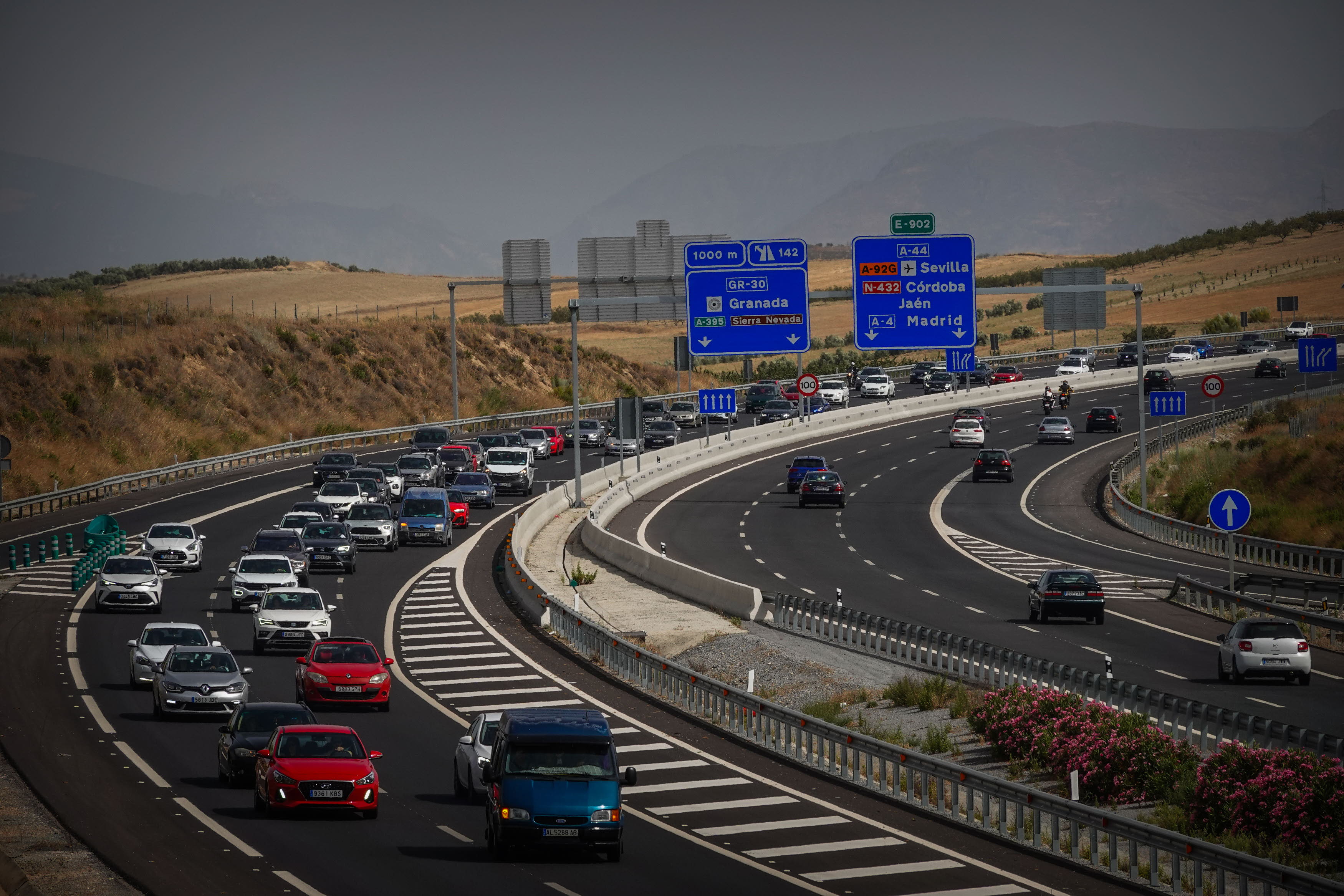 Aviso de la DGT sobre cómo conducir en uno de los carriles más problemáticos de la carretera