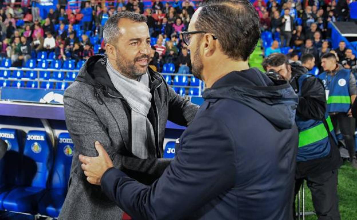 Diego Martínez y José Bordalás se saludan en el Coliseum de Getafe durante el primer enfrentamiento de hace dos campañas.