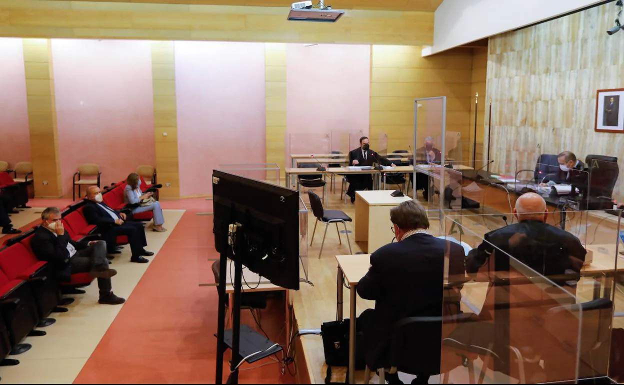El exregidor y la exconcejala, junto al exjefe de Licencias, el pasado día 21, en el banquillo de los acusados. 