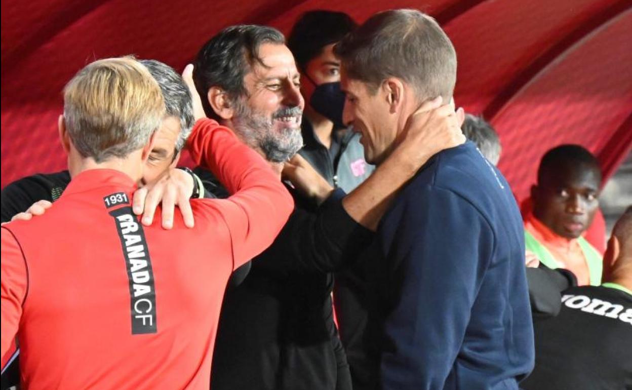 Quique Sánchez Flores y Robert Moreno se saludan cariñosamente antes del inicio del partido. 