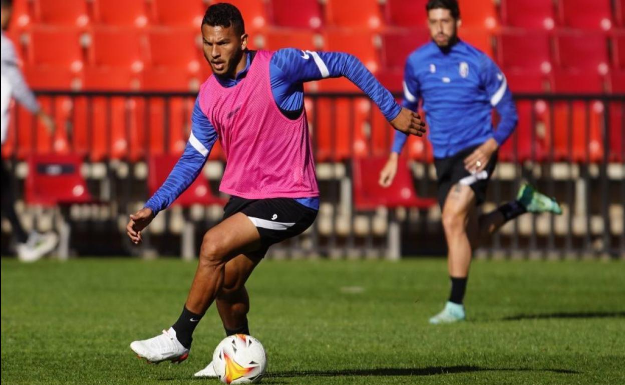 Luis Suárez hace una 'bicicleta' durante el último entrenamiento previo al partido en Los Cármenes. 