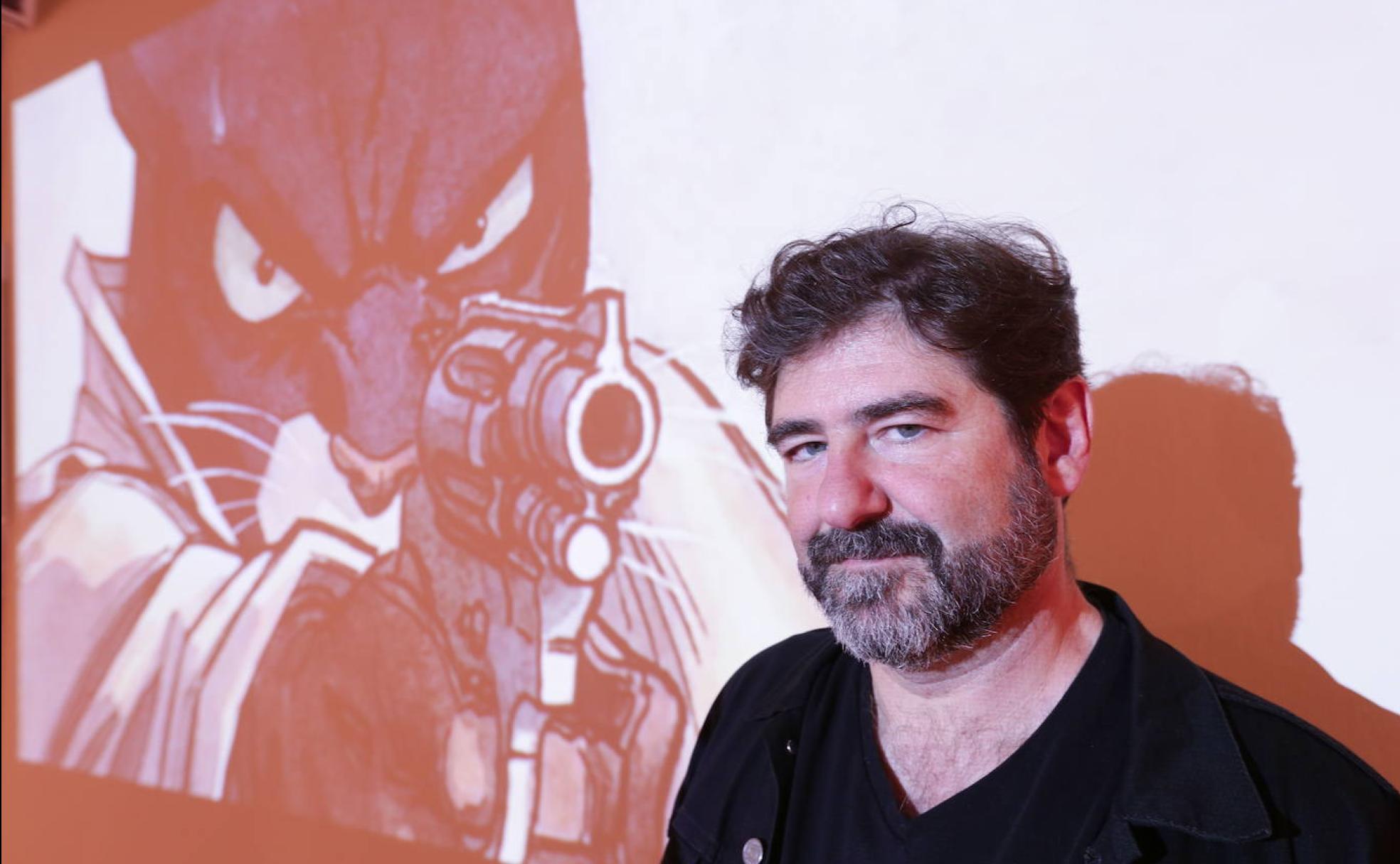 Juanjo Guarnido, junto a una proyección de su personaje Blacksad, en una exposición en Granada, en 2019. 