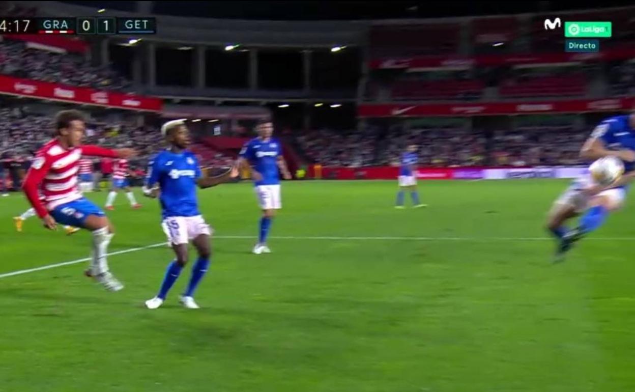 Arambarri repele el centro de Milla con los brazos separados. 