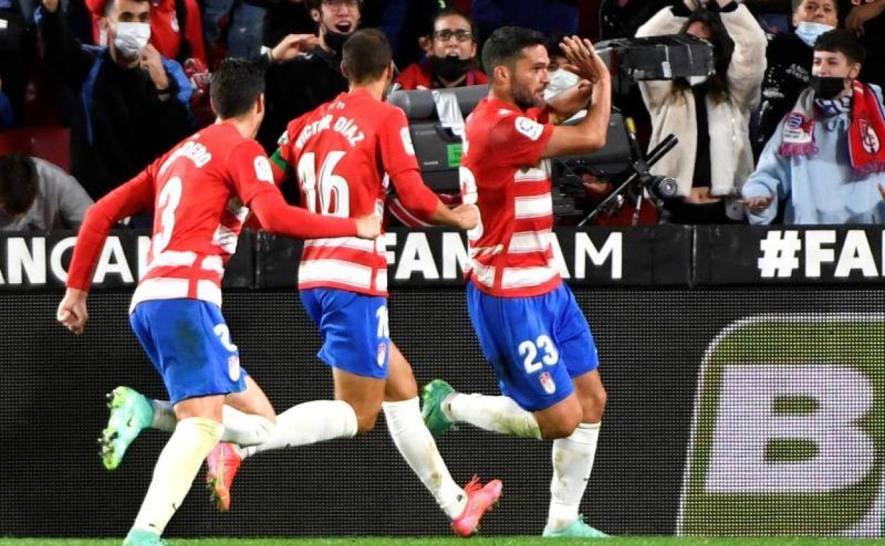 Jorge Molina pide perdón a la hinchada del Getafe tras marcar el gol que le quita dos puntos al equipo azulón. 