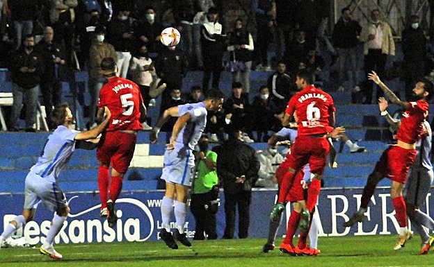 Imagen principal - Los fantasmas del Linares siguen ahí y le &#039;roban&#039; un triunfo merecido