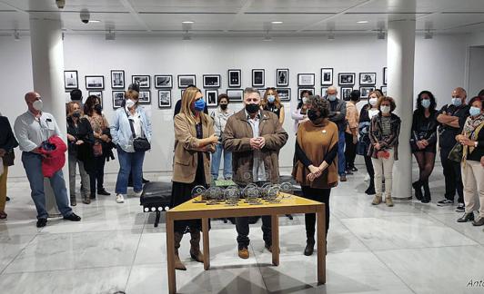 Inauguración de la exposición en la sede central de Caja Rural Granada. 