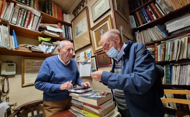 Mariano Villafranca (izquierda) cierra la venta de unos sellos a Paco Martín, coleccionista. 