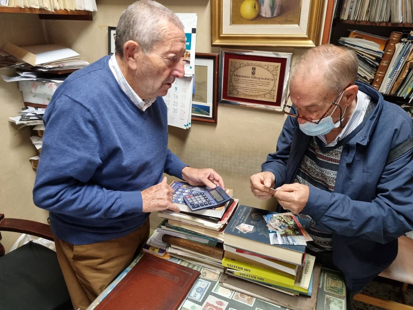 Mariano Villafranca lleva toda su vida dedicado a la numismática. En la filatelia El Galeón cuenta con piezas muy particulares, algunas con hasta 2.000 años de antigüedad. 