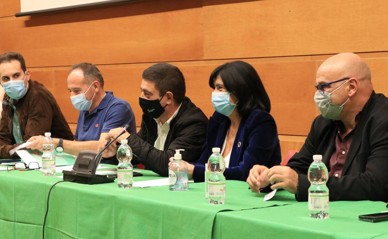 Reyes, en el centro, sonríe durante el comité provincial socialista el viernes pasado. 