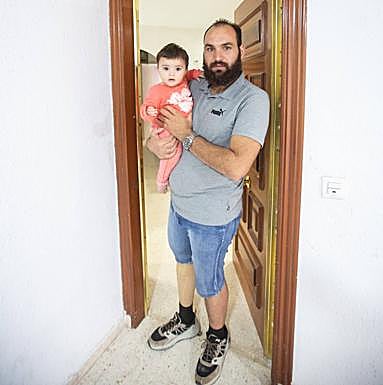 Khaled consiguió una prótesis que le permite caminar y gracias a la cual puede trabajar «de todo».