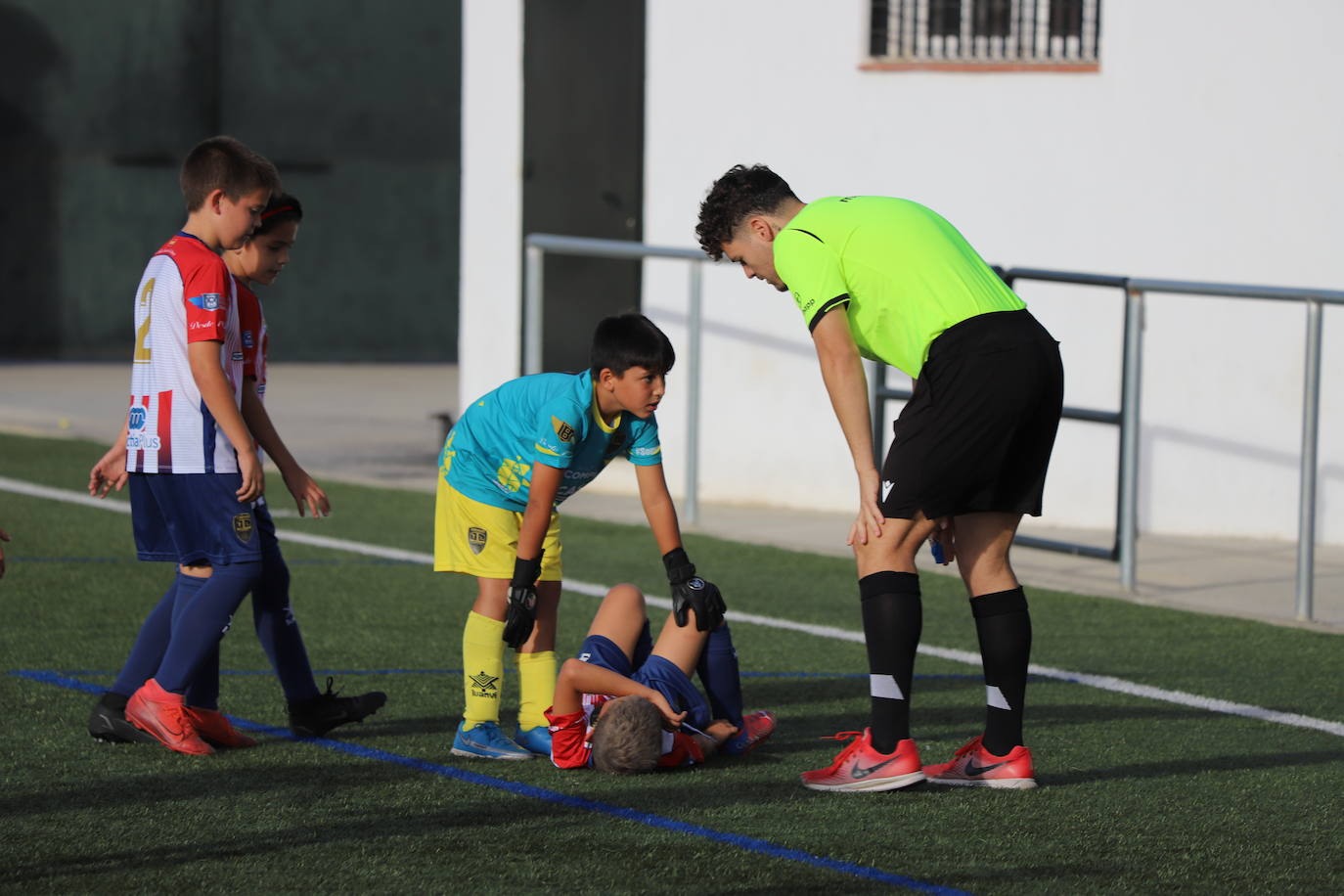 El colegiado se interesa por un futbolista durante este mismo partido