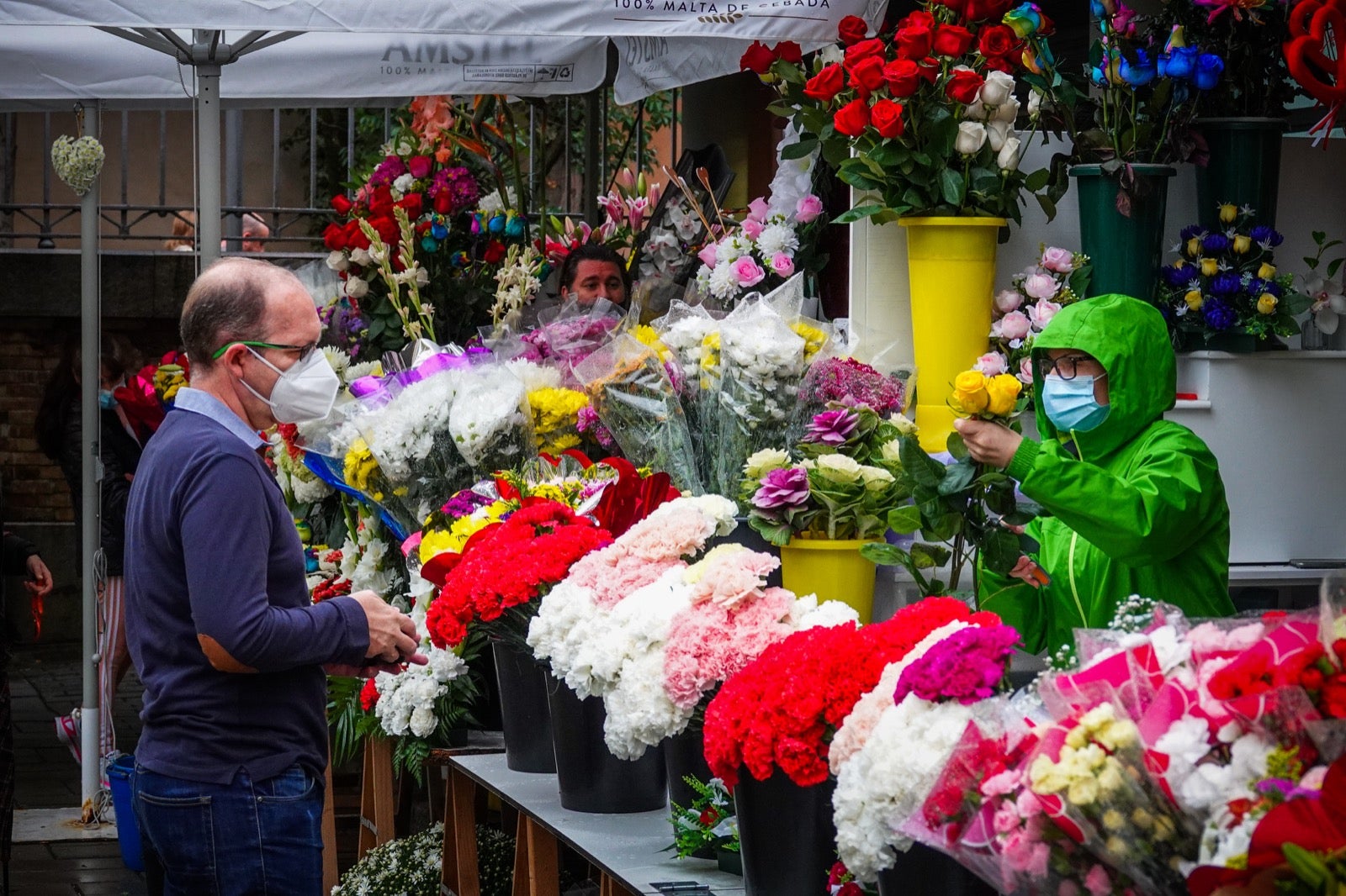 Los granadinos acuden al cementerio con flores en el día de Todos los Santos.