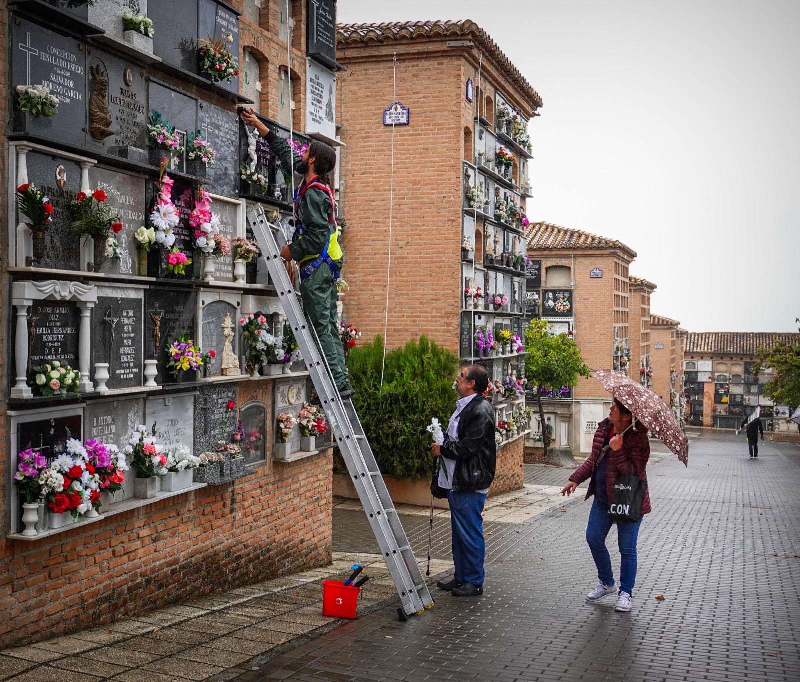 Los granadinos acuden al cementerio con flores en el día de Todos los Santos.