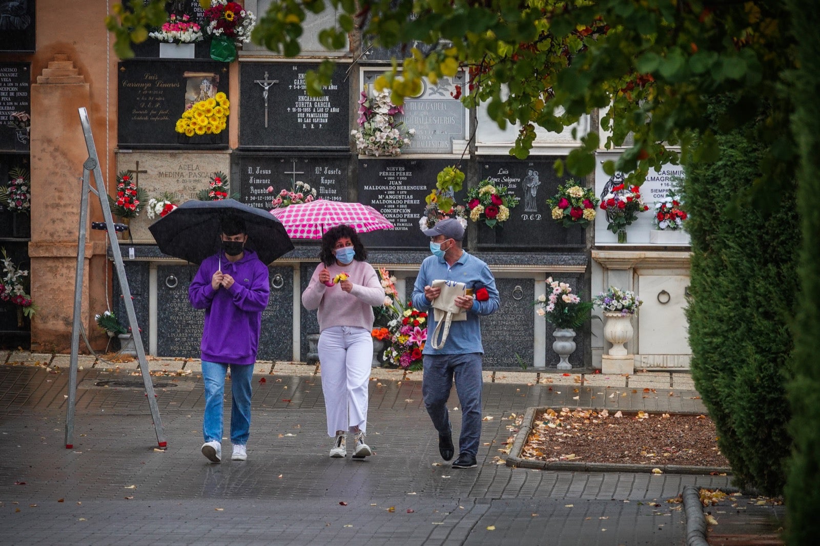Los granadinos acuden al cementerio con flores en el día de Todos los Santos.