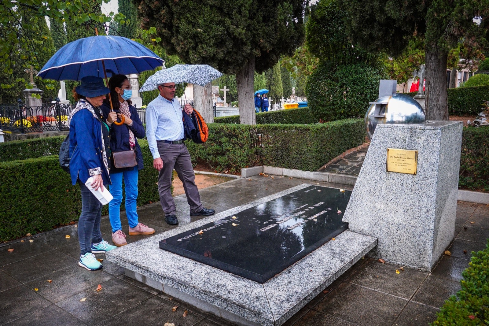Los granadinos acuden al cementerio con flores en el día de Todos los Santos.