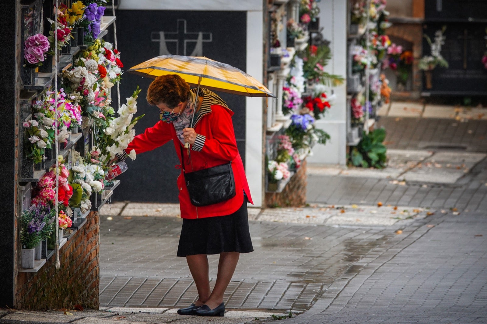 Los granadinos acuden al cementerio con flores en el día de Todos los Santos.