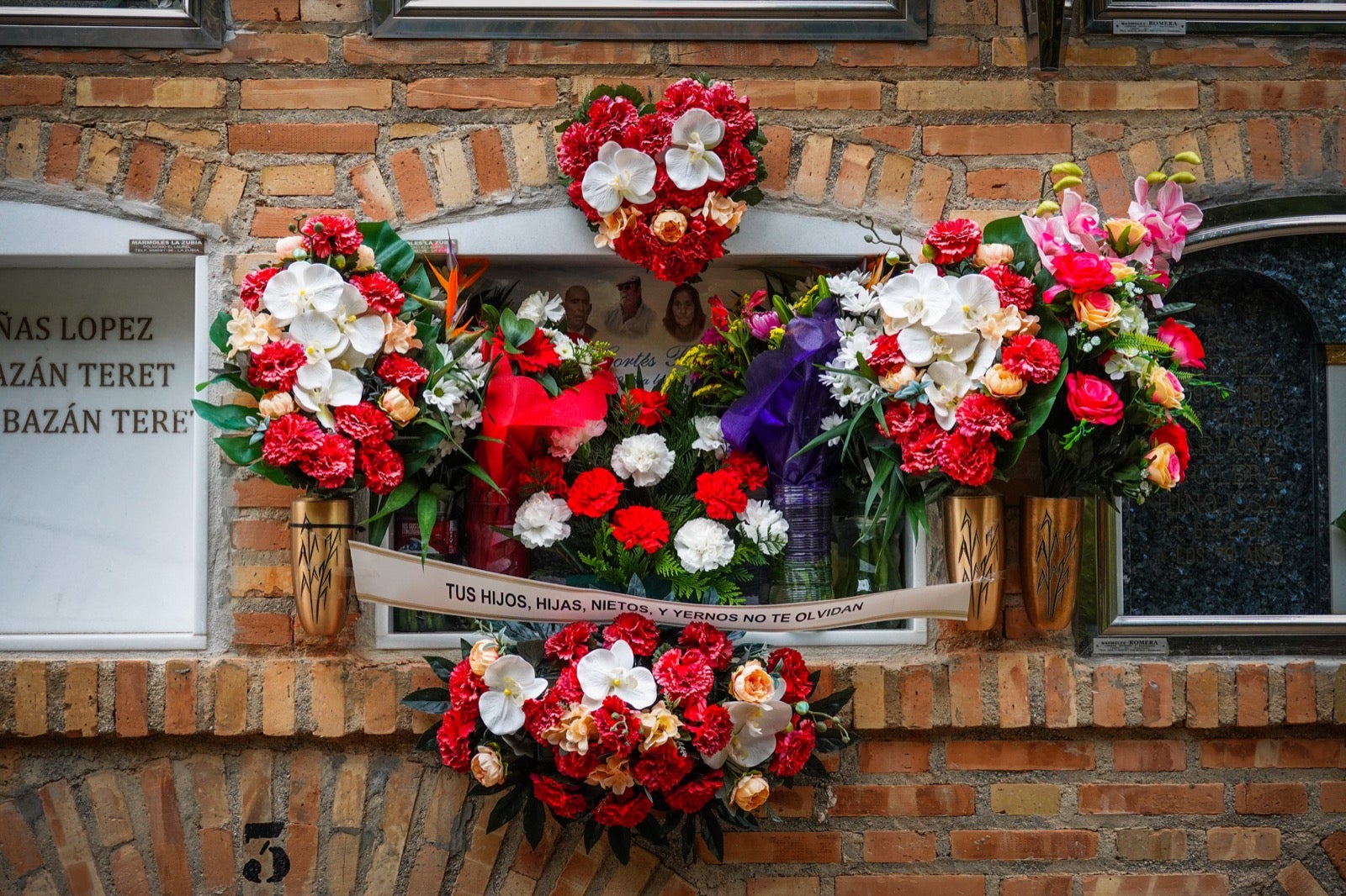 Los granadinos acuden al cementerio con flores en el día de Todos los Santos.