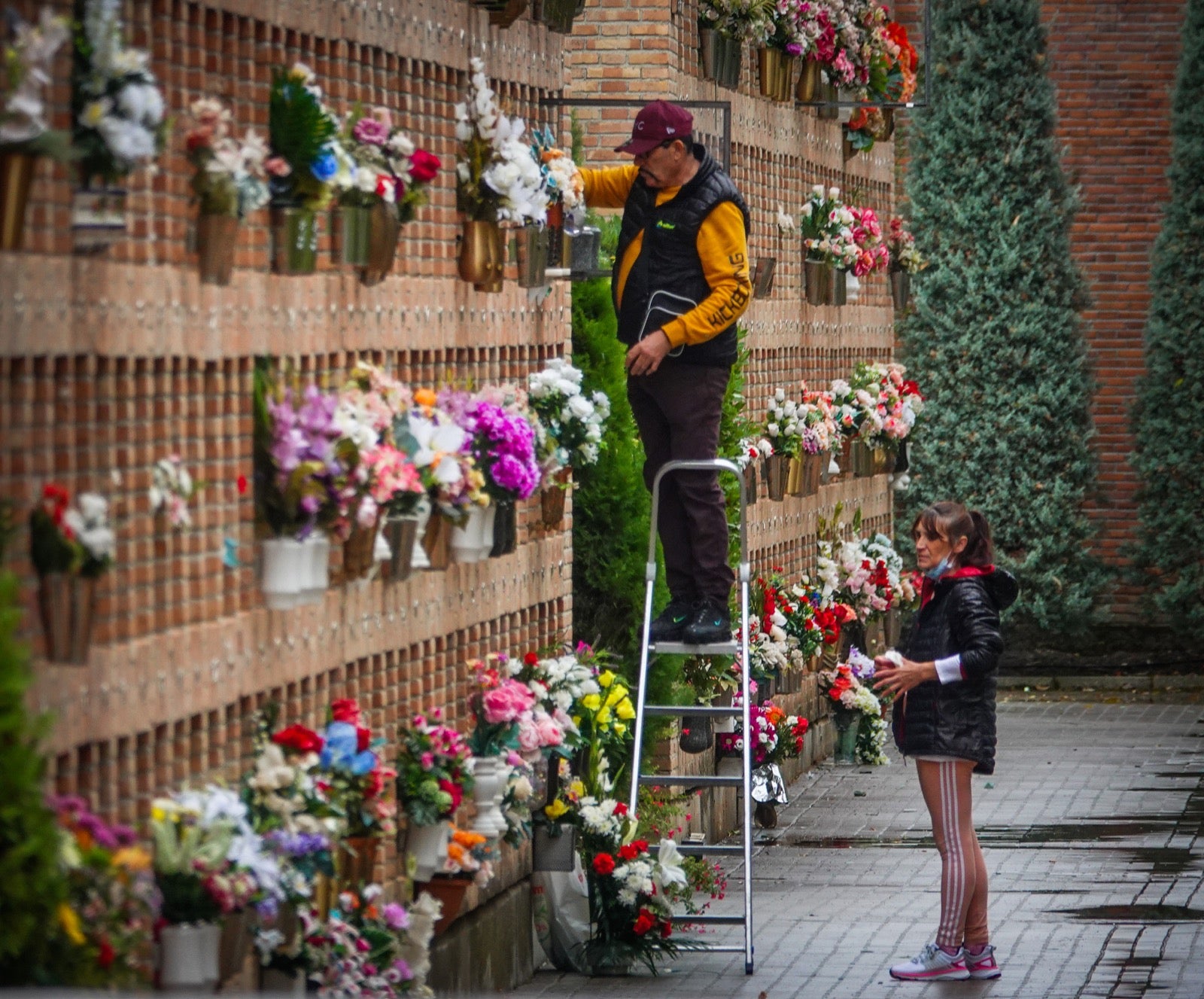Los granadinos acuden al cementerio con flores en el día de Todos los Santos.