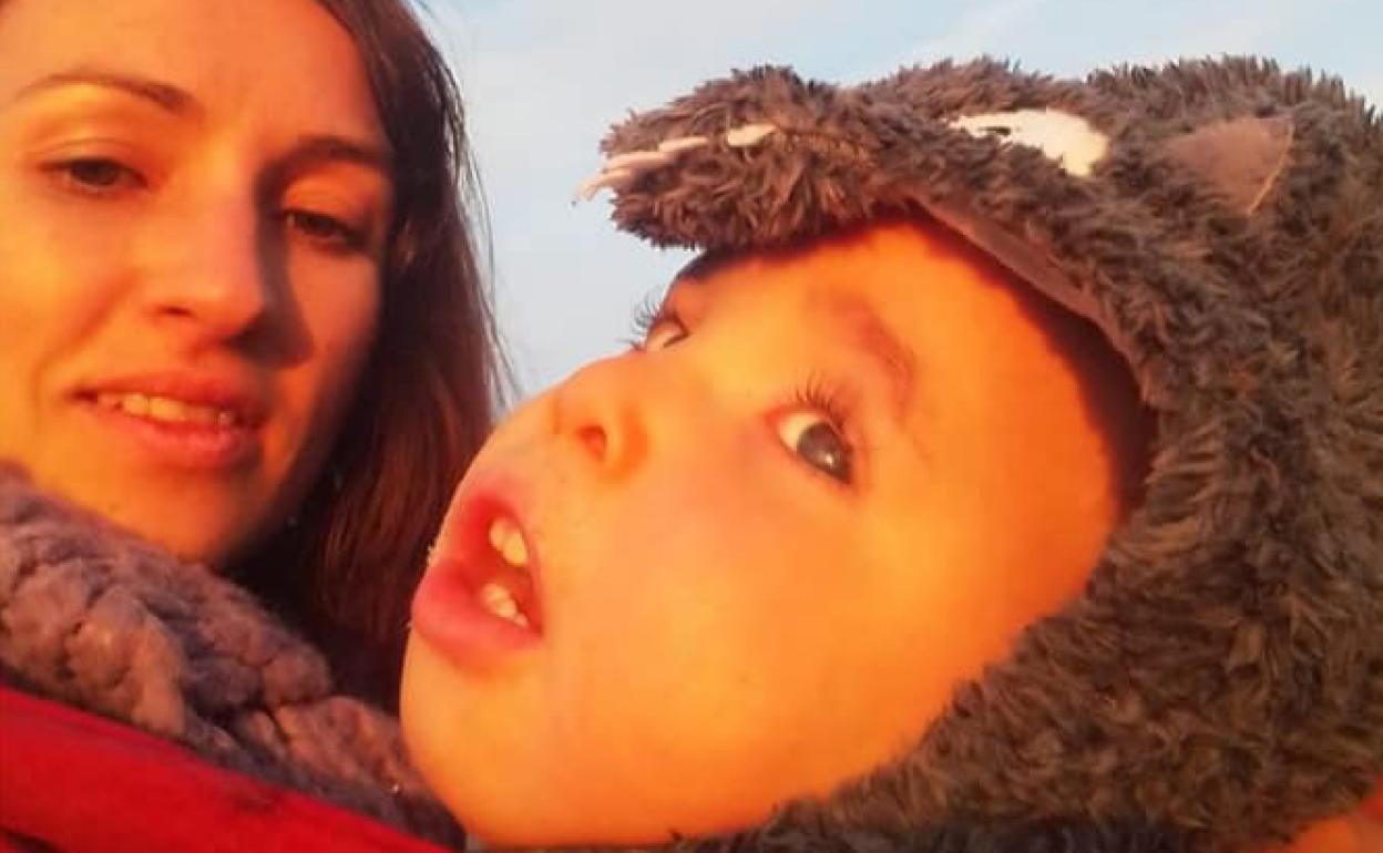 Sulaira, madre de Ayax, junto al pequeño de dos años y medio.