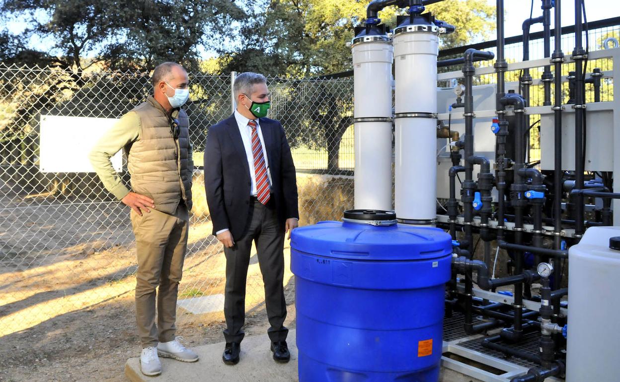 Antonio Quesada y Antonio Sutil contemplan el nuevo sistema de depuración de aguas del parque. 
