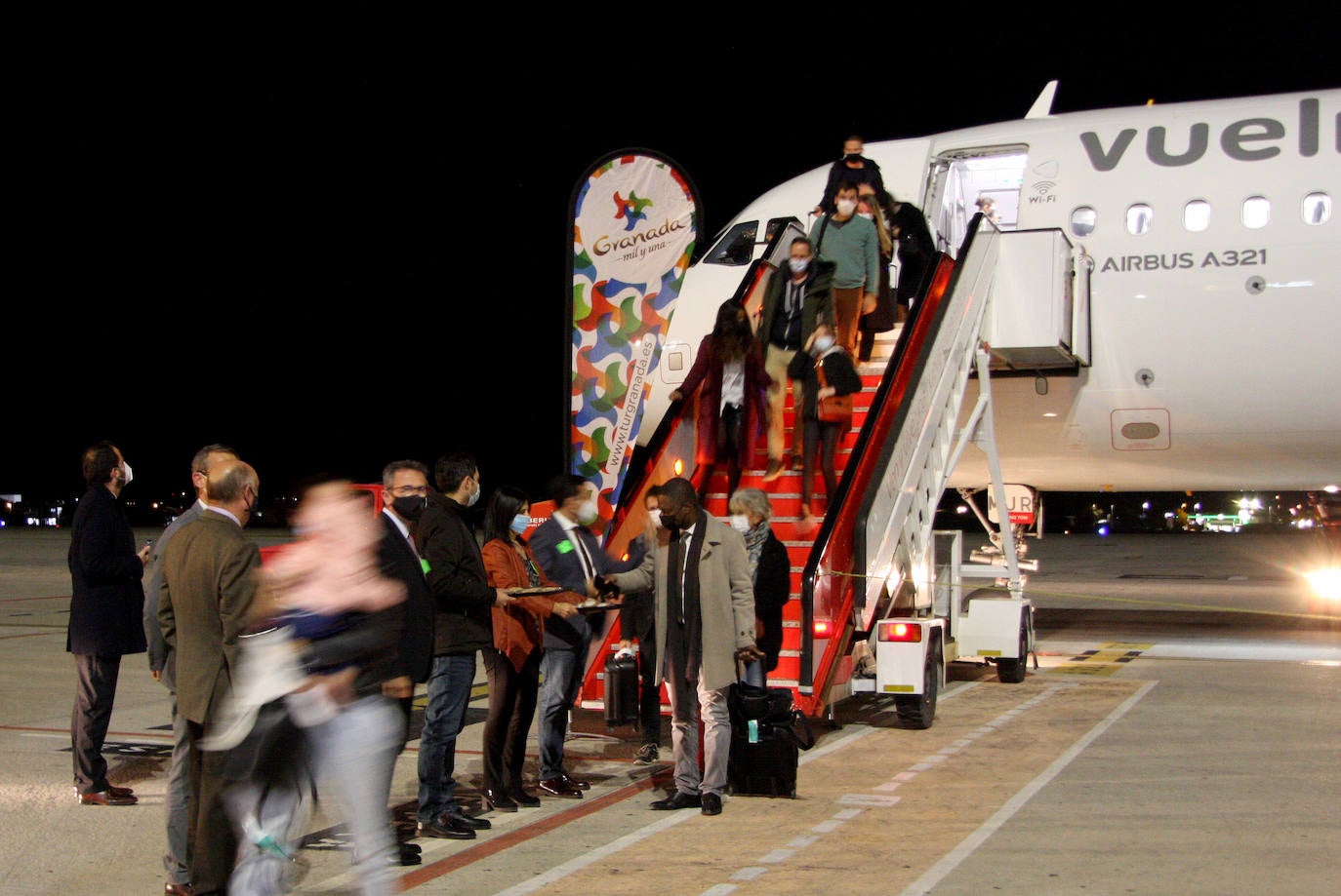 Pasajero del vuelo inaugural descienden del avión de Vueling en Granada.