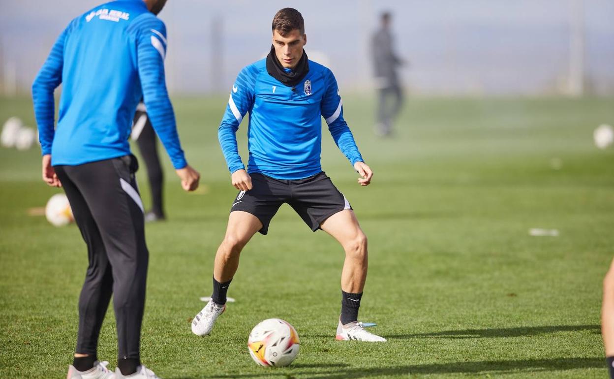 Alberto Soro juega un balón en un rondo en el calentamiento de este miércoles. 