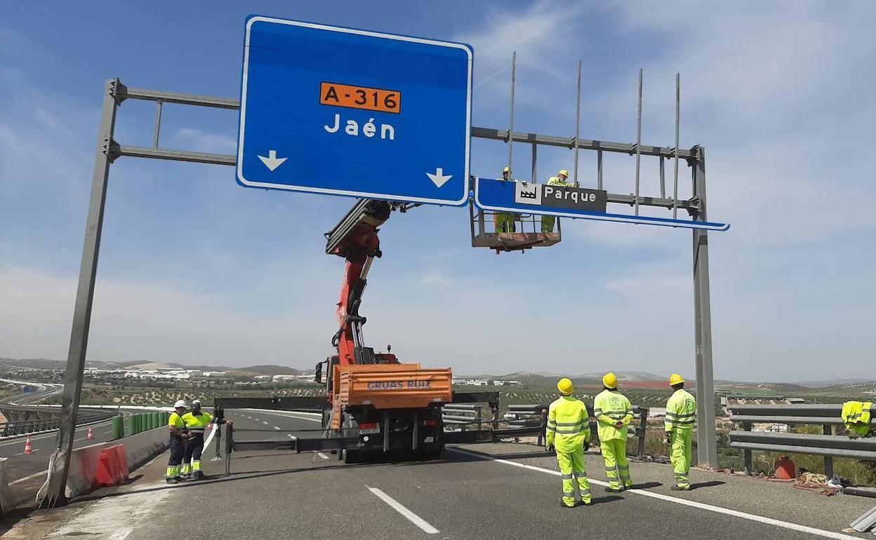 Reparación de un pórtico de la Autovía del Olivar, construida solo hasta Martos. 