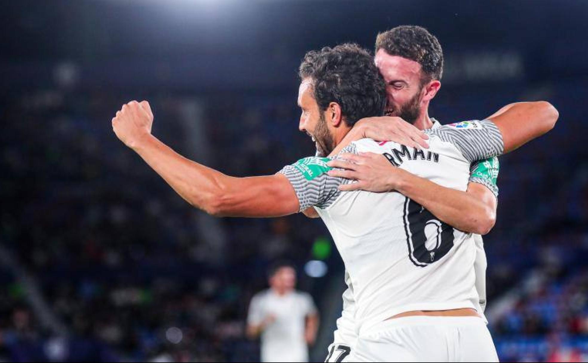 Quini abraza con furia a Germán por el gol que adelantó al Granada frente al Levante. 