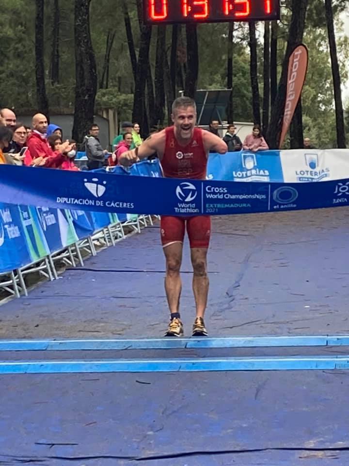 José Abril cruza la línea de meta en el primer puesto. 