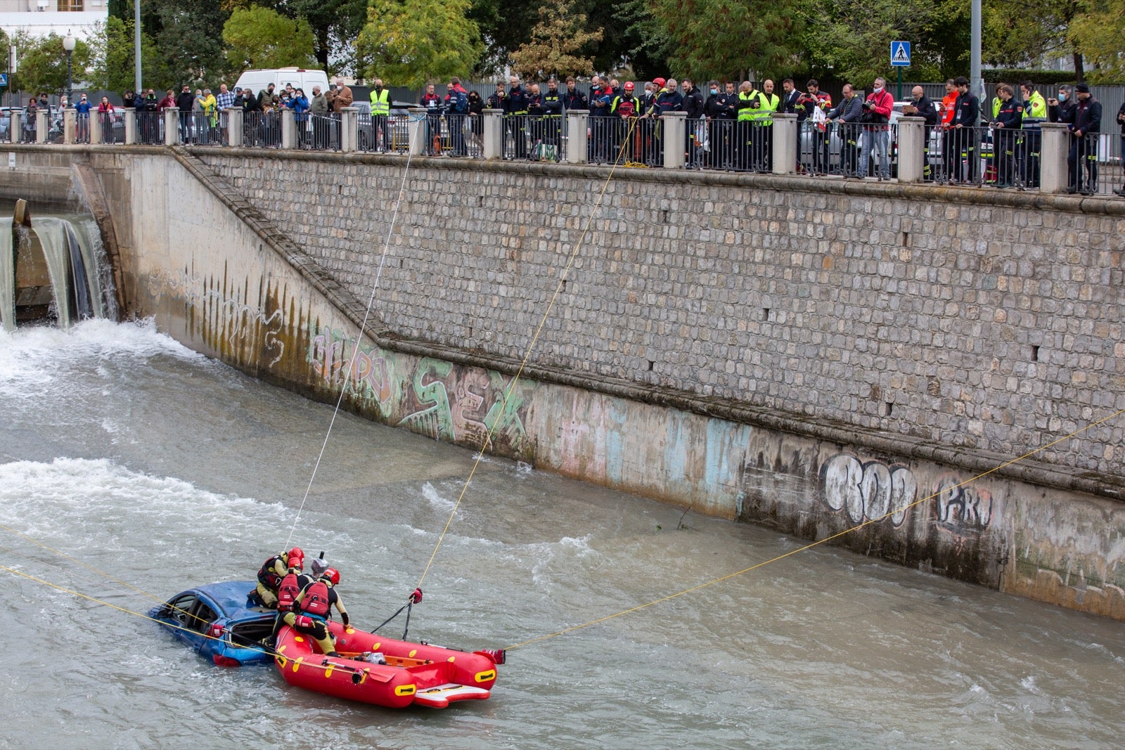 La intervención, en la que han participado Bomberos, Policía Local y Protección Civil de Granada, se enmarca en las Jornadas de Accidentes de Tráfico que se desarrollan en la capital