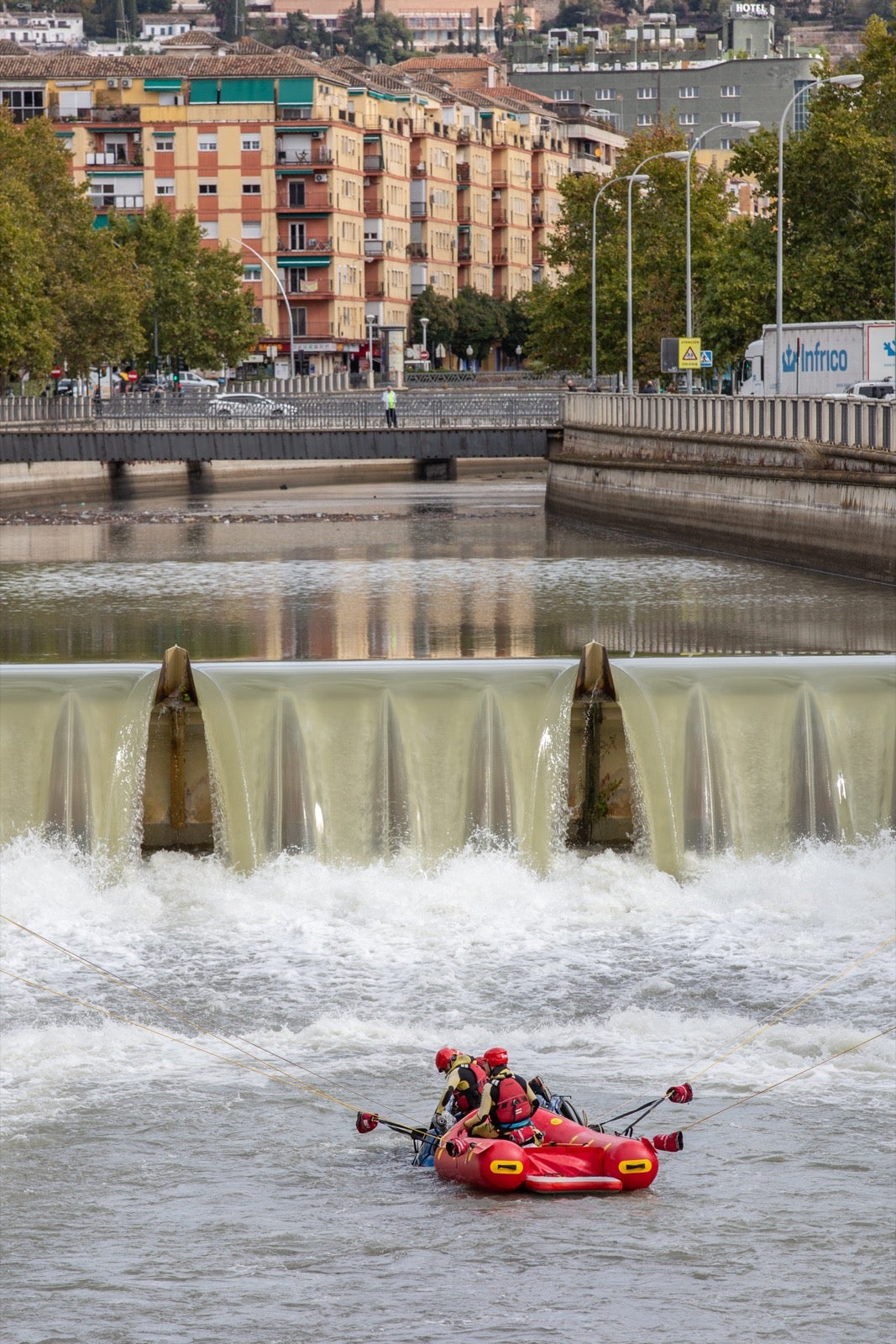 La intervención, en la que han participado Bomberos, Policía Local y Protección Civil de Granada, se enmarca en las Jornadas de Accidentes de Tráfico que se desarrollan en la capital