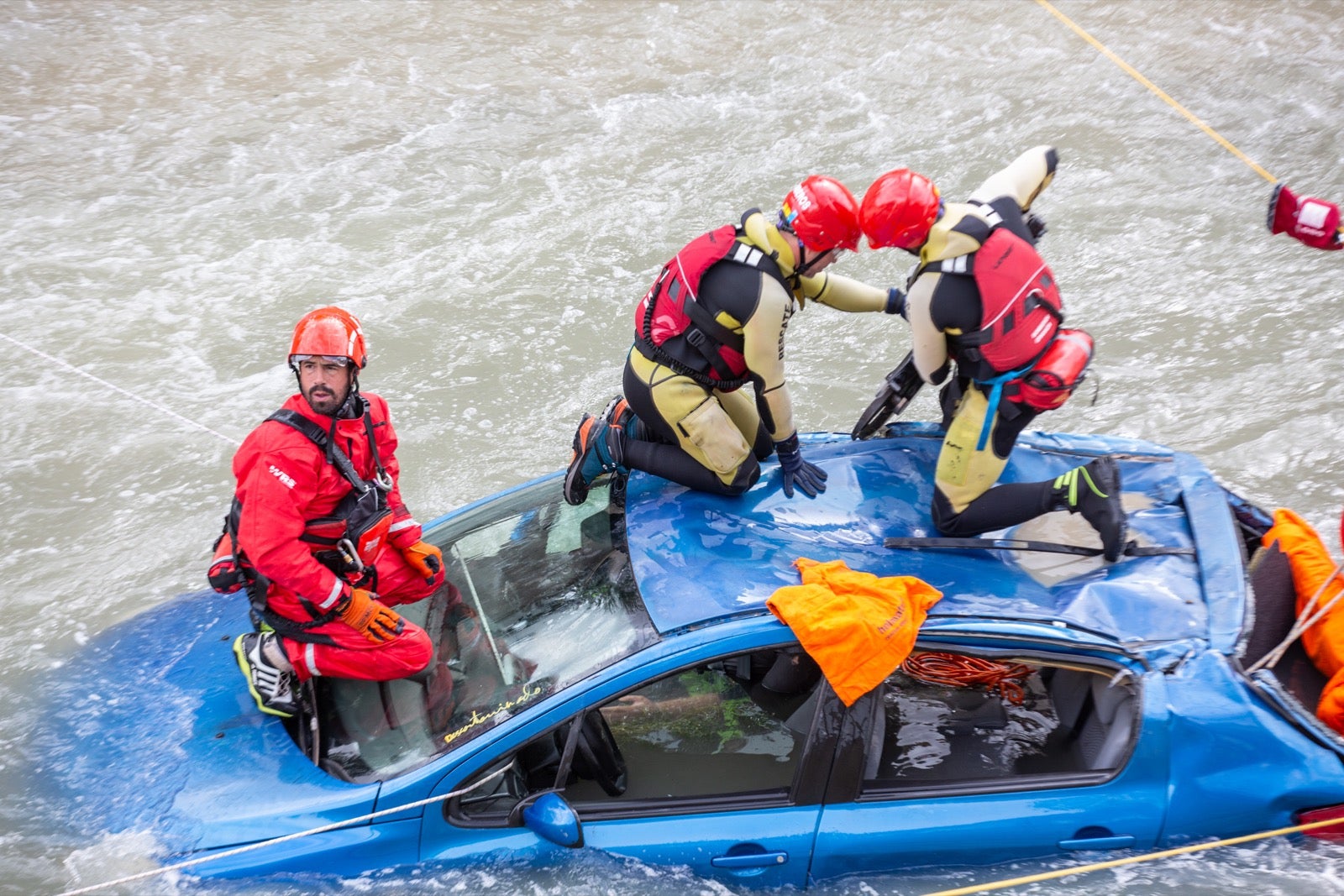 La intervención, en la que han participado Bomberos, Policía Local y Protección Civil de Granada, se enmarca en las Jornadas de Accidentes de Tráfico que se desarrollan en la capital