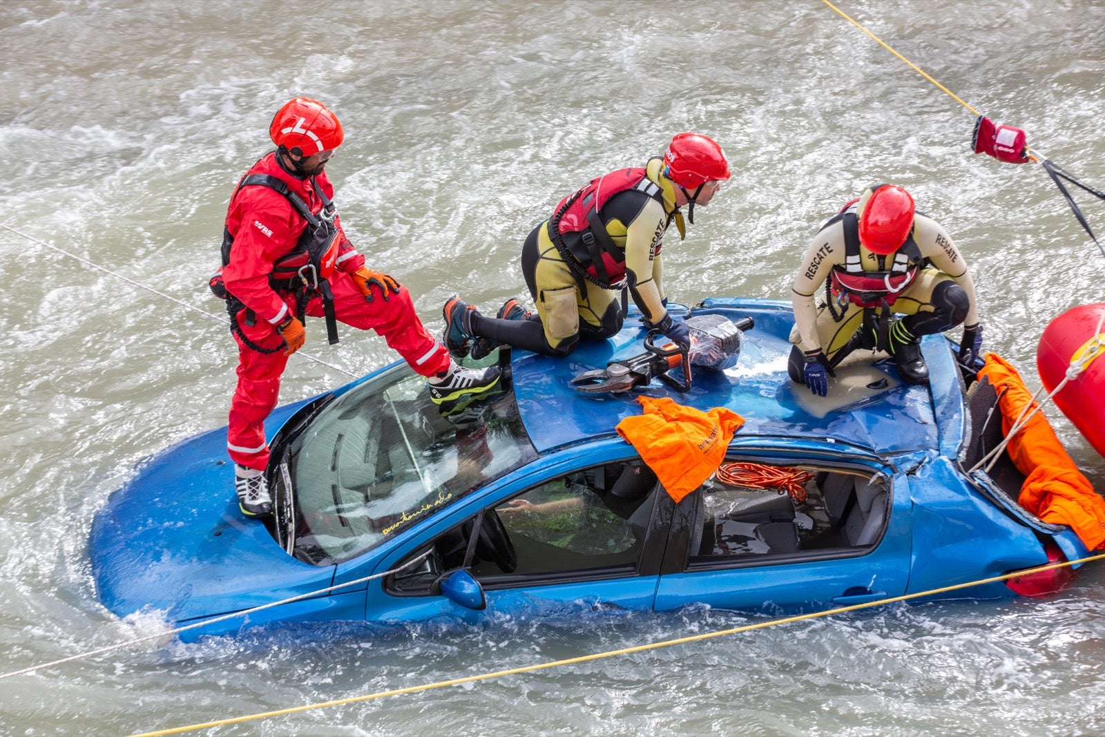La intervención, en la que han participado Bomberos, Policía Local y Protección Civil de Granada, se enmarca en las Jornadas de Accidentes de Tráfico que se desarrollan en la capital