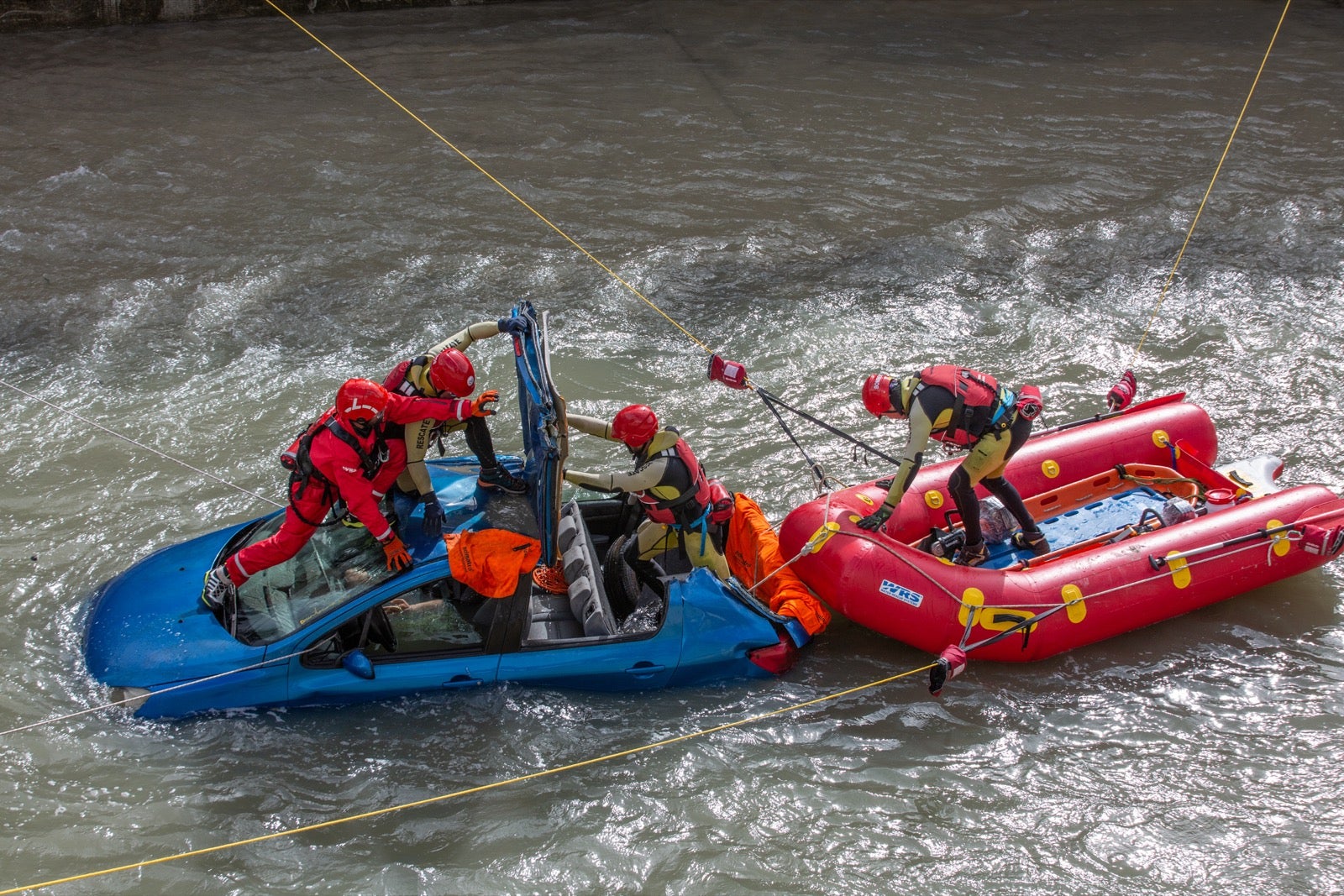 La intervención, en la que han participado Bomberos, Policía Local y Protección Civil de Granada, se enmarca en las Jornadas de Accidentes de Tráfico que se desarrollan en la capital