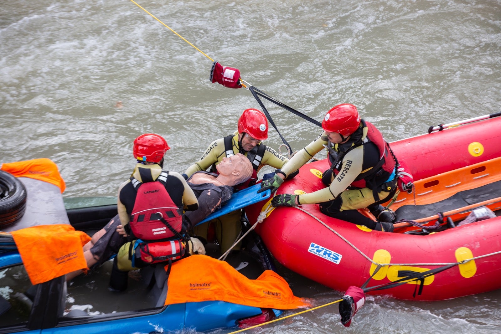 La intervención, en la que han participado Bomberos, Policía Local y Protección Civil de Granada, se enmarca en las Jornadas de Accidentes de Tráfico que se desarrollan en la capital