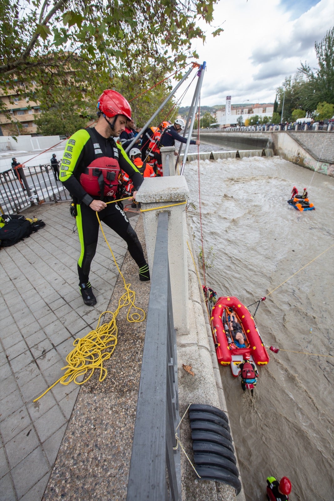 La intervención, en la que han participado Bomberos, Policía Local y Protección Civil de Granada, se enmarca en las Jornadas de Accidentes de Tráfico que se desarrollan en la capital