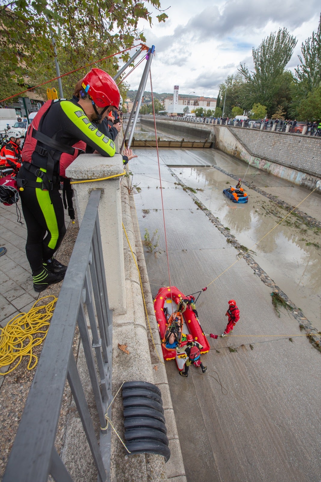 La intervención, en la que han participado Bomberos, Policía Local y Protección Civil de Granada, se enmarca en las Jornadas de Accidentes de Tráfico que se desarrollan en la capital