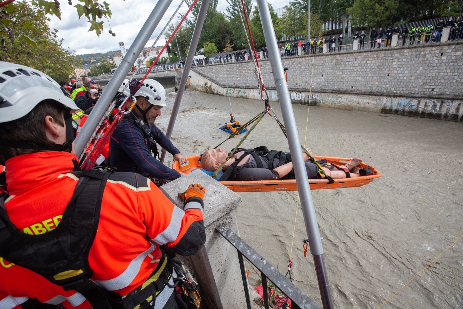La intervención, en la que han participado Bomberos, Policía Local y Protección Civil de Granada, se enmarca en las Jornadas de Accidentes de Tráfico que se desarrollan en la capital