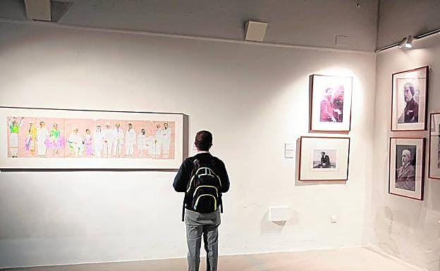 La muestra incluye numerosas fotos dedicadas a Falla por sus contemporáneos.