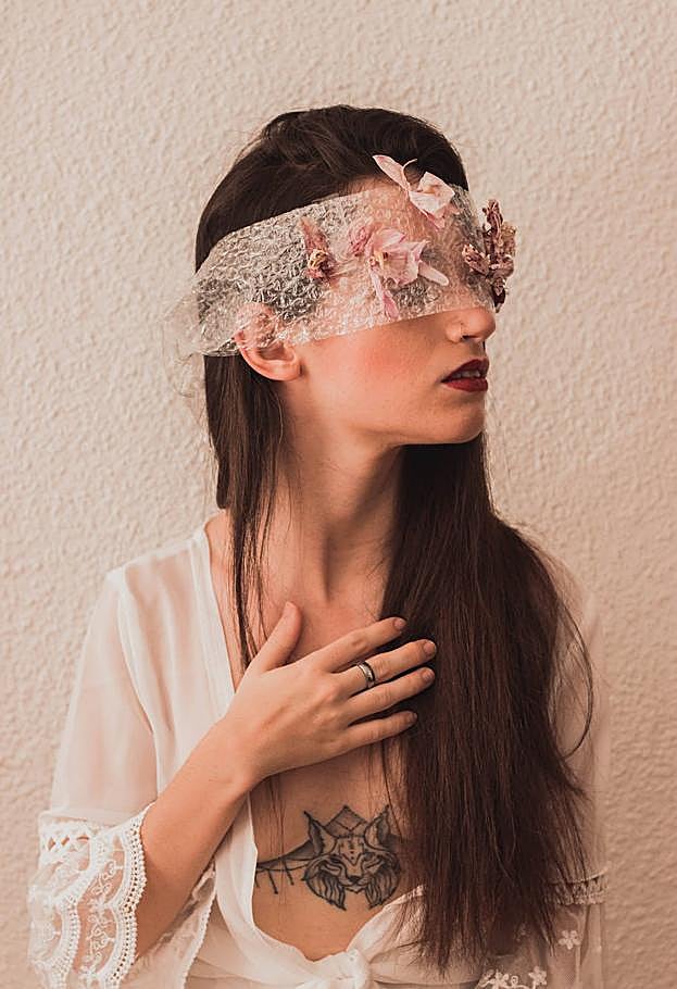 'Obnubilada' es otra de las dieciséis obras de la exposición de María Viñas, donde aparece una chica con una venda en los ojos. 