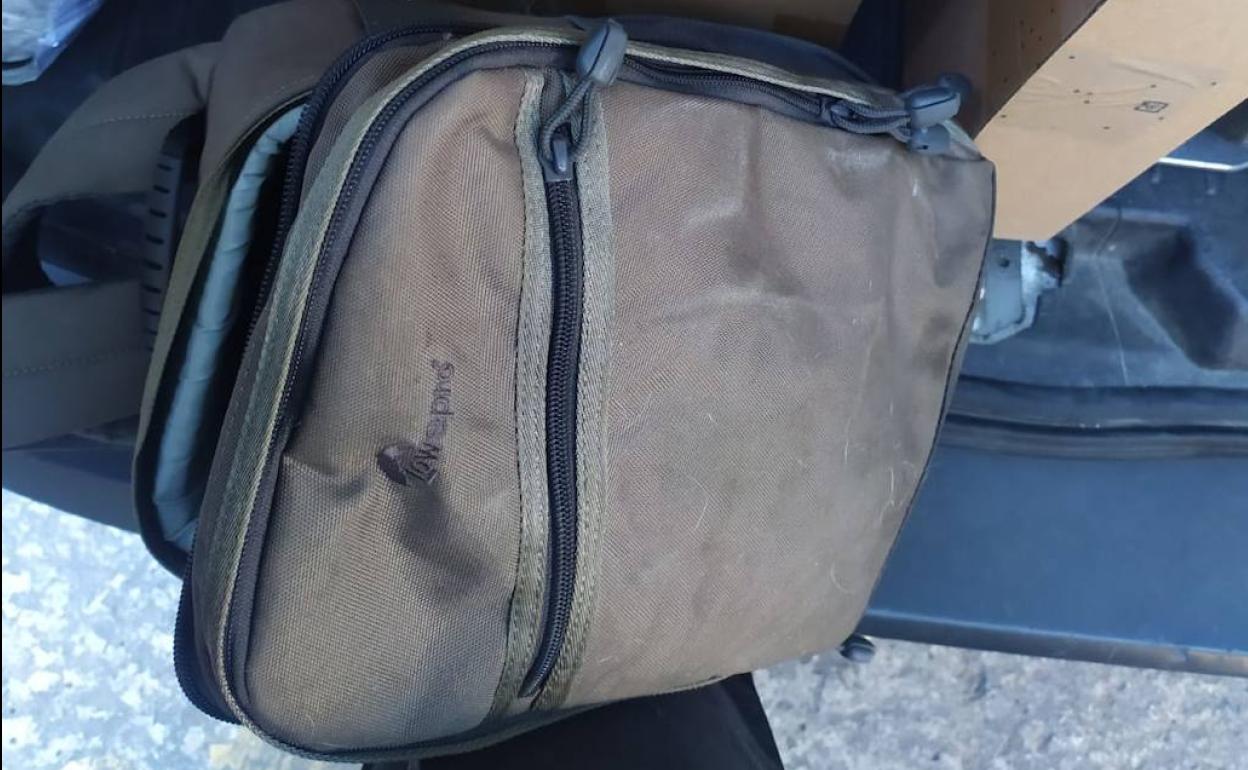 La mochila fue localizada en la calle Estepona, junto a un portal. 