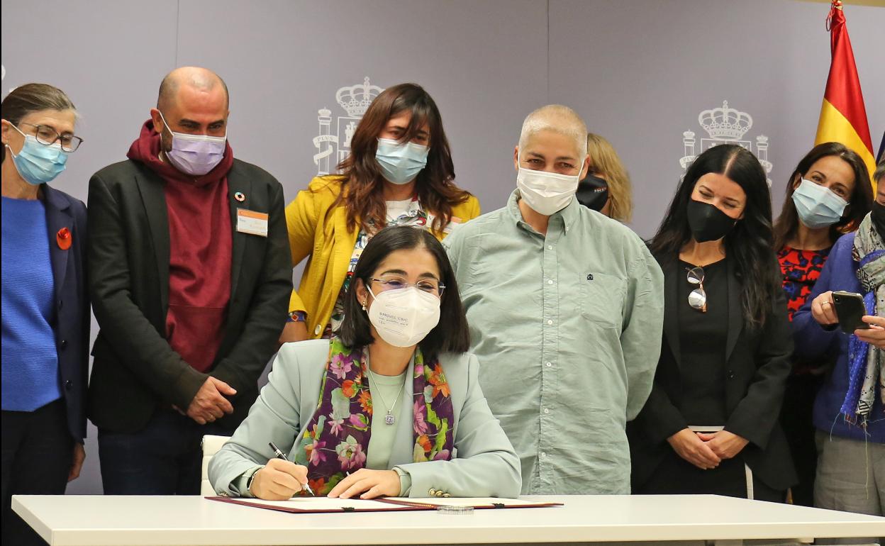 Carolina Darias firmó hoy la orden ministerial junto a representantes de colectivos sociales. 