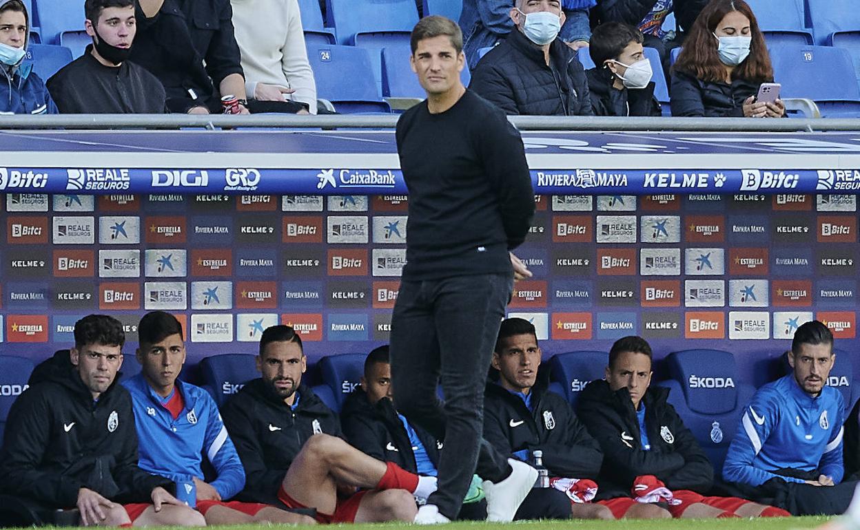 Robert Moreno camina serio por su área técnica durante el partido. 