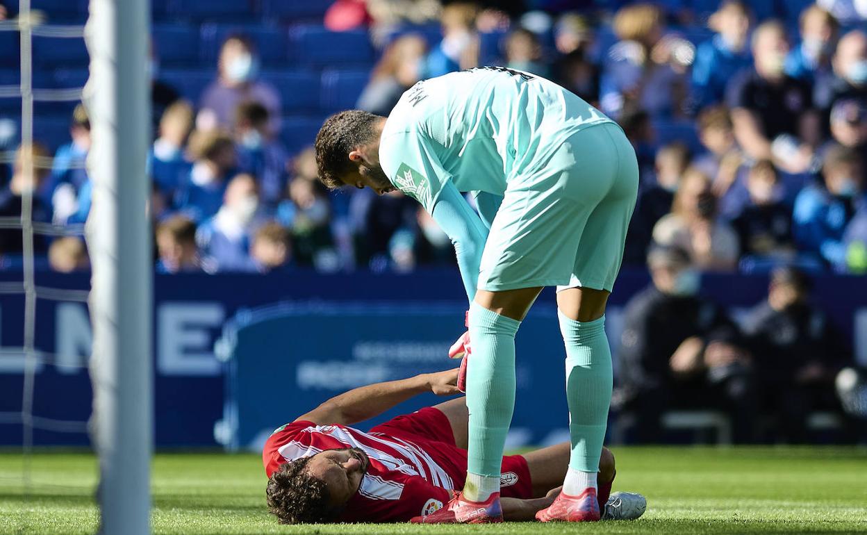 Maximiano se interesa por su compañero Germán. 